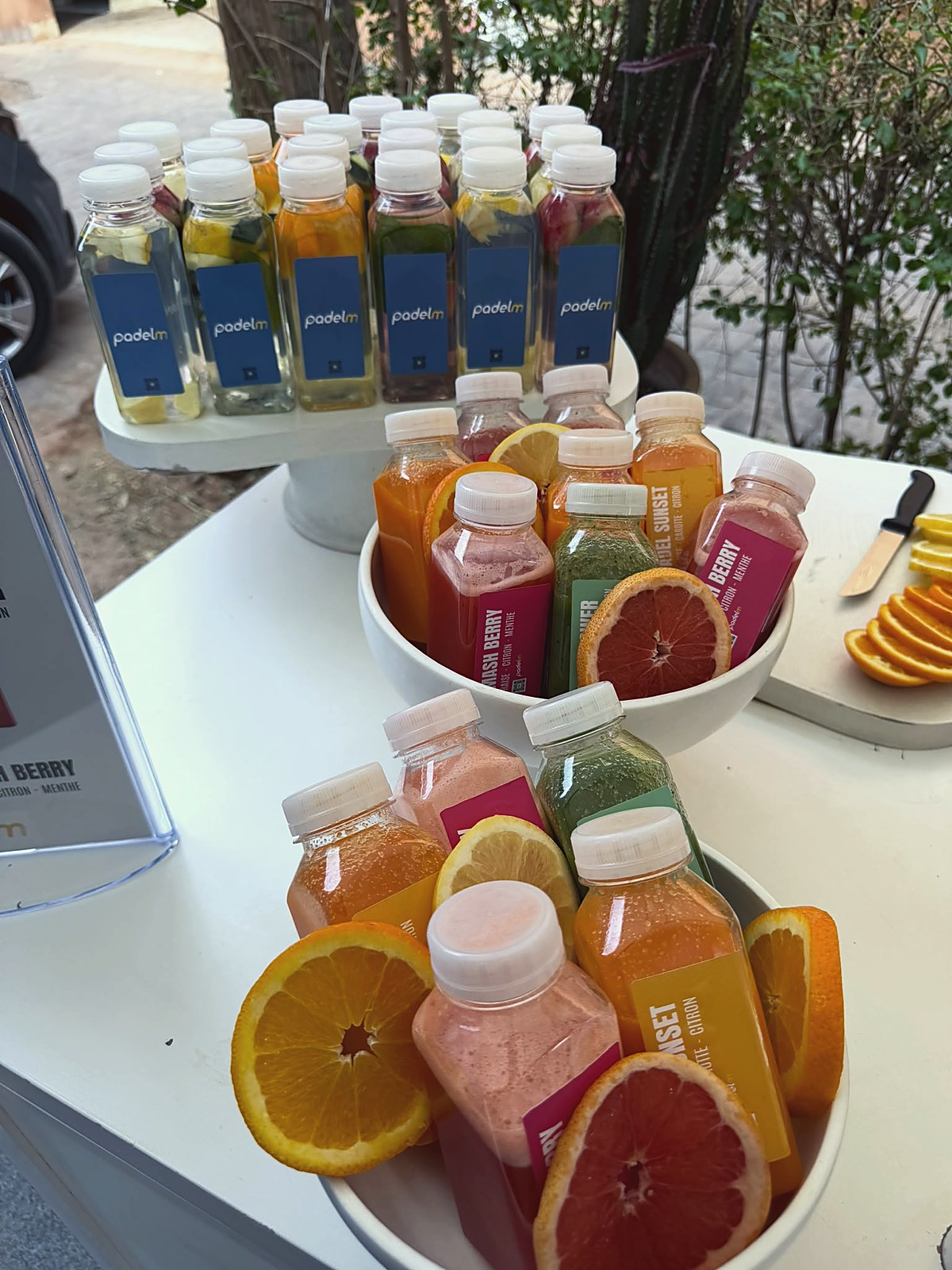 Jus de fruits frais et agrumes présentés sur un buffet à Marrakech