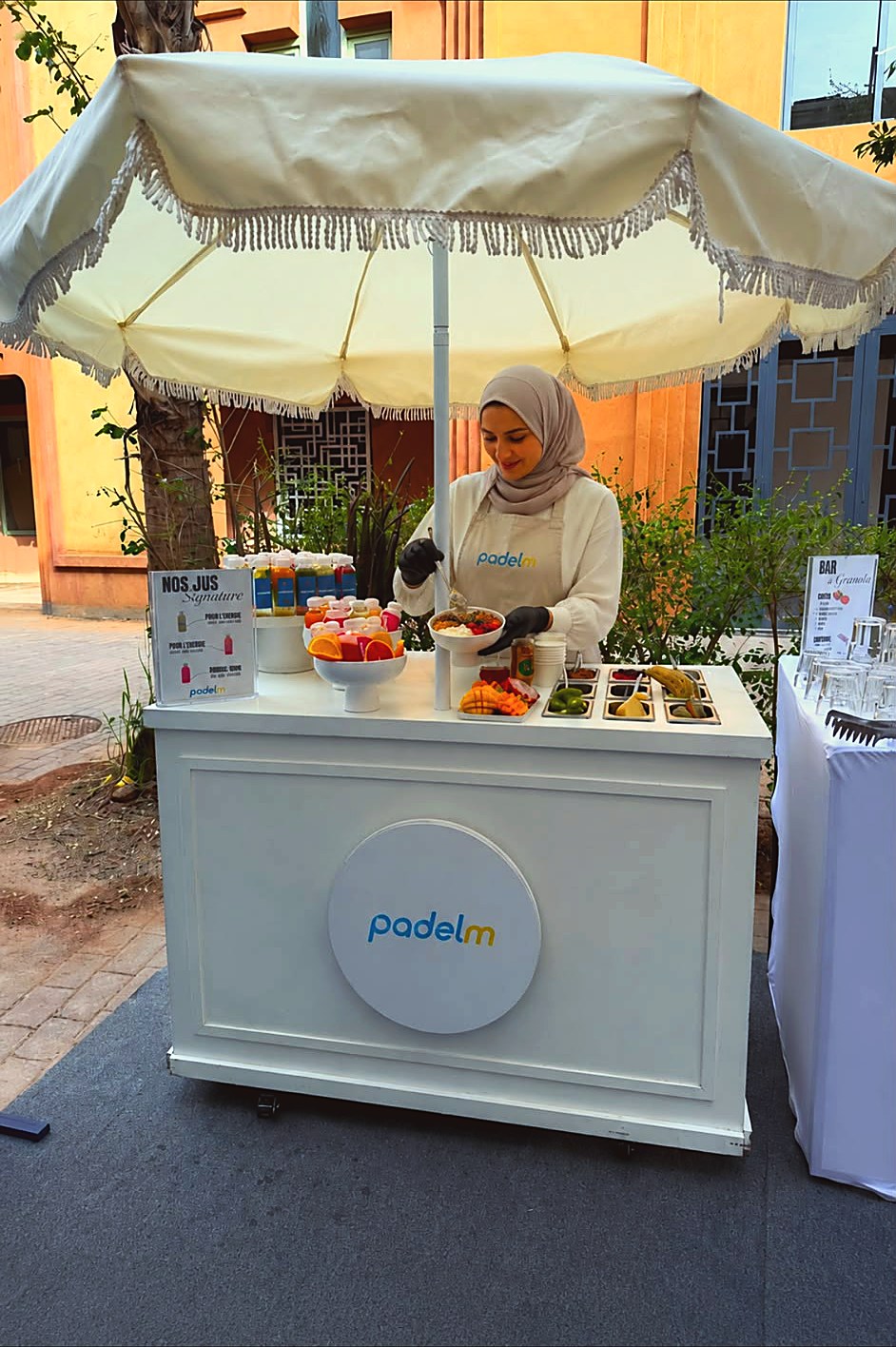La cheffe de Break Brunch préparant un bar à jus et fruits frais lors d'un événement à Marrakech