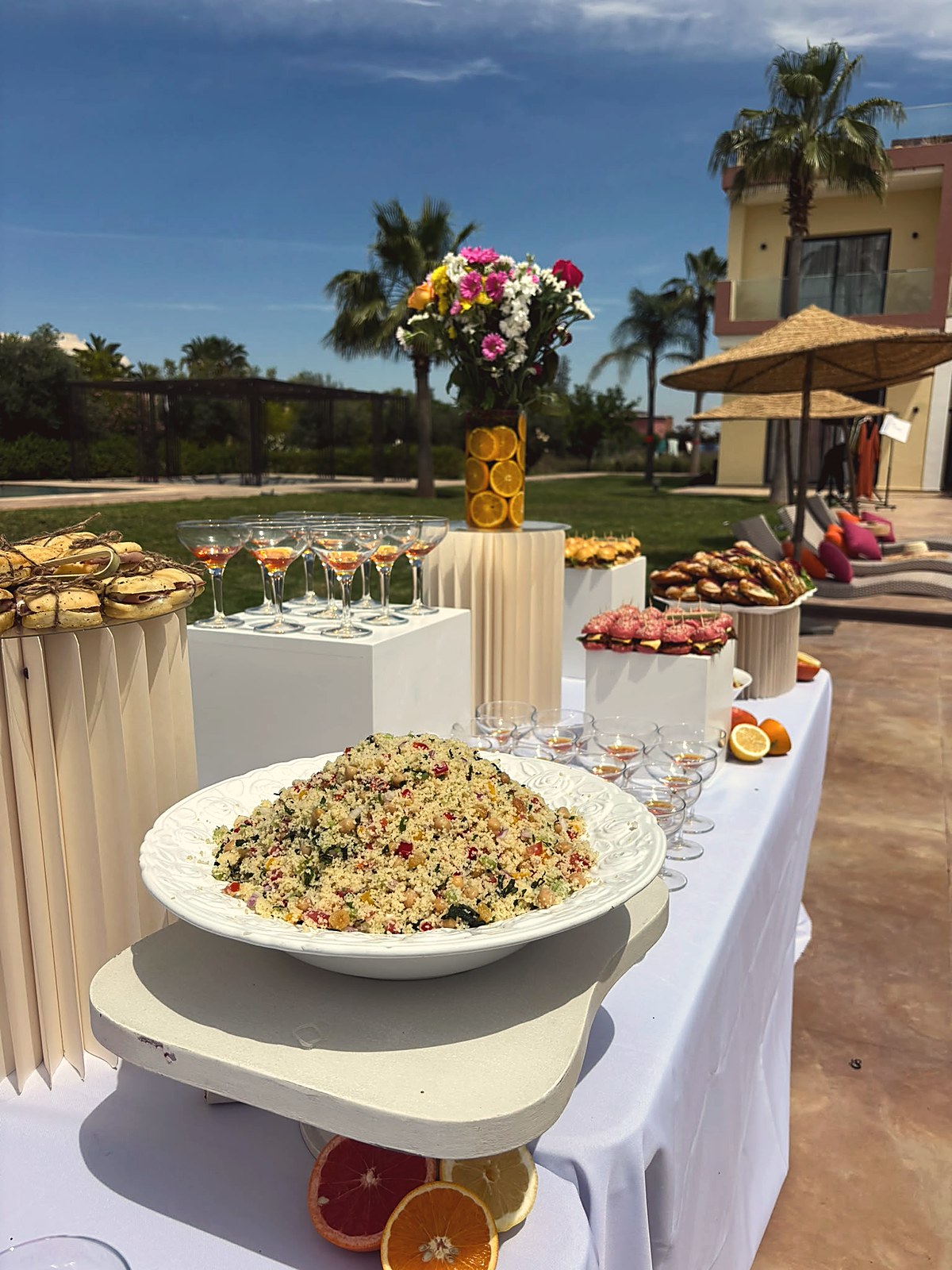 Buffet en extérieur avec taboulé, verrines et compositions florales à Marrakech