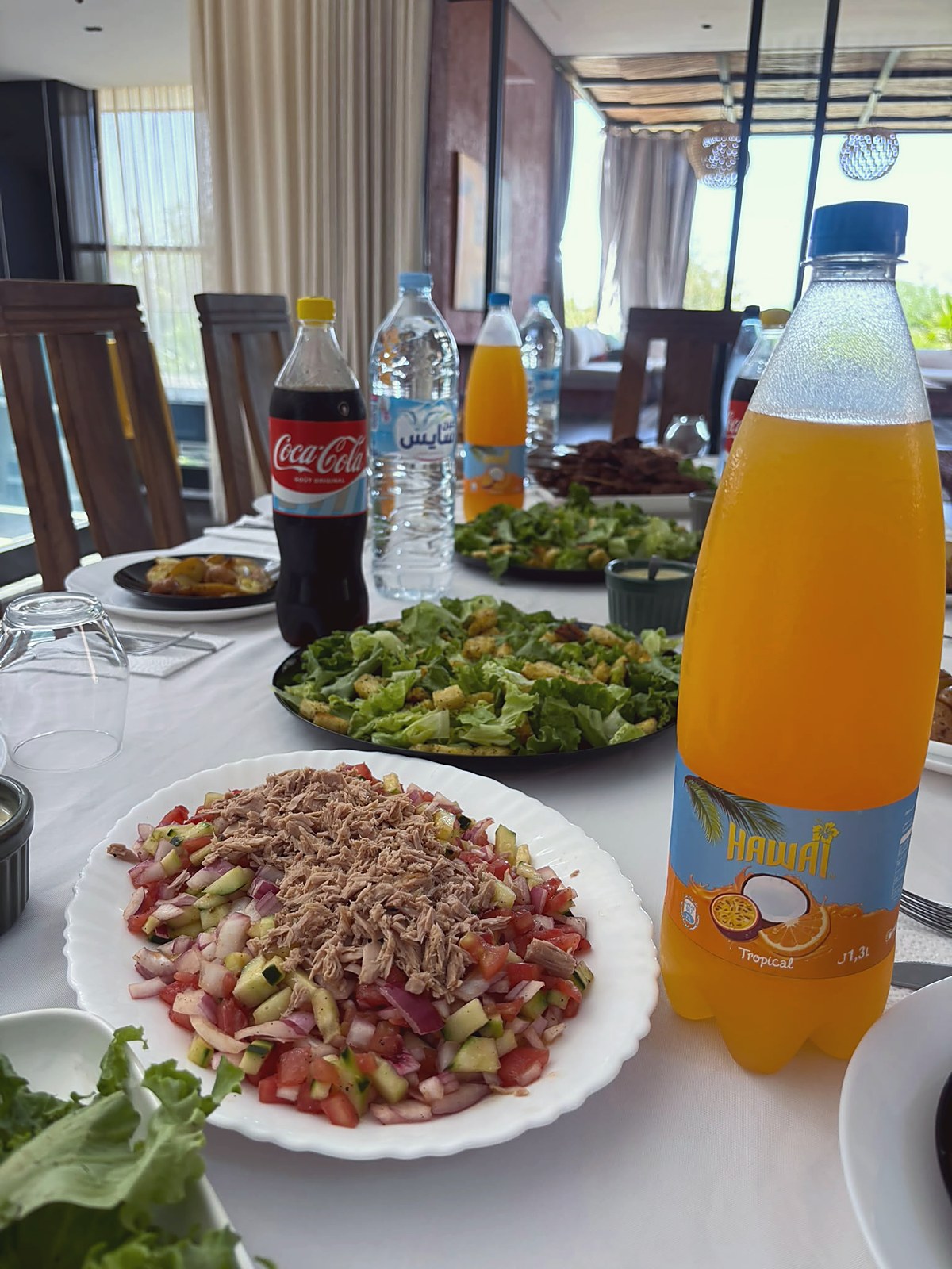 Table de réception avec salades, boissons et plats dressés par le traiteur Break Brunch